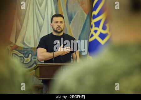 Kiev, Ukraine. 08 août 2023. Le président ukrainien Volodymyr Zelenskyy représente l'hymne national lors d'une cérémonie de remise des prix marquant la Journée des troupes de signal au Palais Mariinskyi, le 8 août 2023 à Kiev, en Ukraine. Crédit : Pool photo/Ukrainian Presidential Press Office/Alamy Live News Banque D'Images