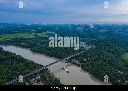 « Cinquième pont de l'amitié Bangladesh-Chine » populairement connu sous le nom de pont Gabkhan à Jhalakathi au Bangladesh. Le pont a été construit en 2002 sur la Barishal Banque D'Images