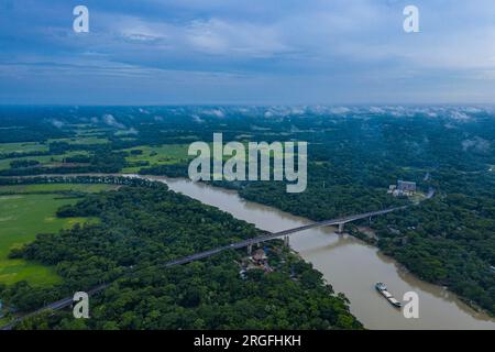 « Cinquième pont de l'amitié Bangladesh-Chine » populairement connu sous le nom de pont Gabkhan à Jhalakathi au Bangladesh. Le pont a été construit en 2002 sur la Barishal Banque D'Images