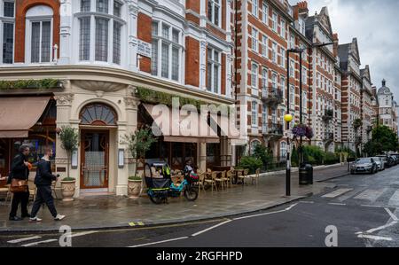 St John's Wood, Londres, Royaume-Uni : restaurant français Soutine sur St John's Wood High Street, Londres avec des gens à l'extérieur. Banque D'Images