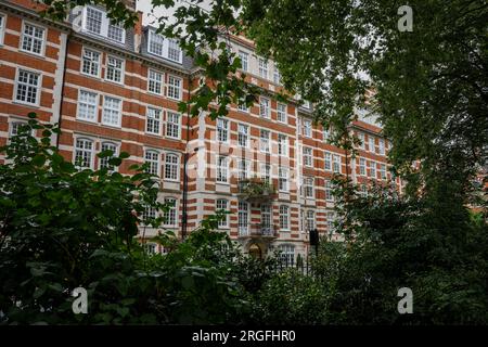 St John's Wood, Londres, Royaume-Uni : Hanover House, un immeuble résidentiel sur St John's Wood High Street, Londres. Vu depuis les jardins de l'église St John's Wood. Banque D'Images