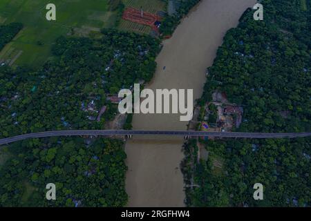 « Cinquième pont de l'amitié Bangladesh-Chine » populairement connu sous le nom de pont Gabkhan à Jhalakathi au Bangladesh. Le pont a été construit en 2002 sur la Barishal Banque D'Images