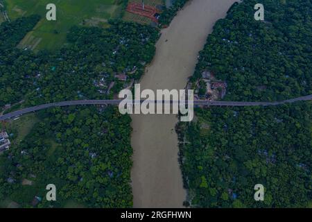 « Cinquième pont de l'amitié Bangladesh-Chine » populairement connu sous le nom de pont Gabkhan à Jhalakathi au Bangladesh. Le pont a été construit en 2002 sur la Barishal Banque D'Images