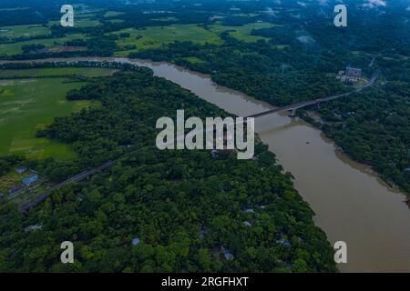 « Cinquième pont de l'amitié Bangladesh-Chine » populairement connu sous le nom de pont Gabkhan à Jhalakathi au Bangladesh. Le pont a été construit en 2002 sur la Barishal Banque D'Images