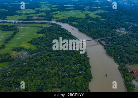 « Cinquième pont de l'amitié Bangladesh-Chine » populairement connu sous le nom de pont Gabkhan à Jhalakathi au Bangladesh. Le pont a été construit en 2002 sur la Barishal Banque D'Images