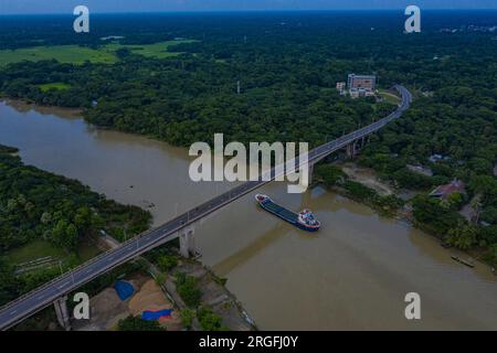 « Cinquième pont de l'amitié Bangladesh-Chine » populairement connu sous le nom de pont Gabkhan à Jhalakathi au Bangladesh. Le pont a été construit en 2002 sur la Barishal Banque D'Images