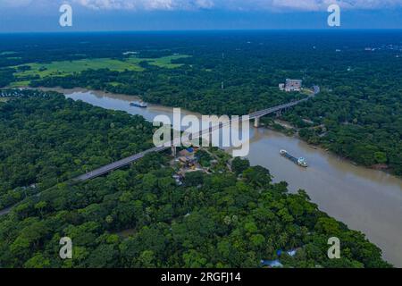 « Cinquième pont de l'amitié Bangladesh-Chine » populairement connu sous le nom de pont Gabkhan à Jhalakathi au Bangladesh. Le pont a été construit en 2002 sur la Barishal Banque D'Images