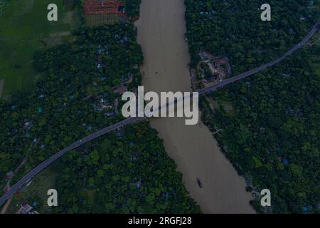 « Cinquième pont de l'amitié Bangladesh-Chine » populairement connu sous le nom de pont Gabkhan à Jhalakathi au Bangladesh. Le pont a été construit en 2002 sur la Barishal Banque D'Images