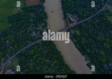 « Cinquième pont de l'amitié Bangladesh-Chine » populairement connu sous le nom de pont Gabkhan à Jhalakathi au Bangladesh. Le pont a été construit en 2002 sur la Barishal Banque D'Images