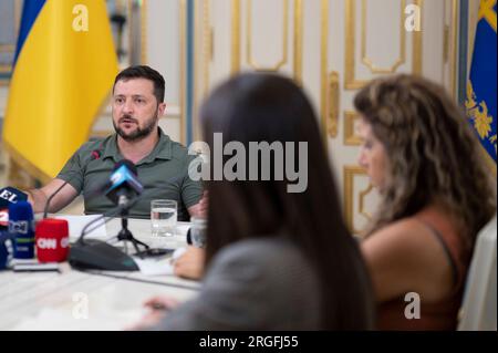 Kiev, Ukraine. 08 août 2023. Le président ukrainien Volodymyr Zelenskyy, à gauche, discute de la formule de paix lors d’une réunion avec des représentants des médias latino-américains au Palais Mariinskyi, le 8 août 2023 à Kiev, en Ukraine. Crédit : Pool photo/Ukrainian Presidential Press Office/Alamy Live News Banque D'Images