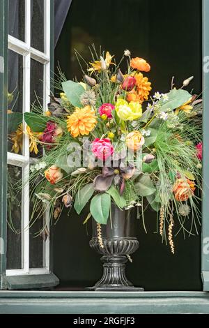 grand bouquet de fleurs dans la fenêtre ouverte Banque D'Images