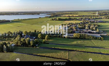 Vue aérienne du village de ruban Meije dans le Dutch Green Heart, le long de la rivière du même nom Banque D'Images