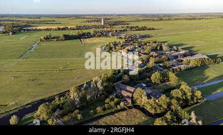 Vue aérienne du village de ruban Meije dans le Dutch Green Heart, le long de la rivière du même nom Banque D'Images