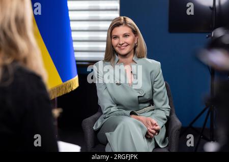 Kiev, Ukraine. 08 août 2023. Olena Zelenska, première dame ukrainienne, est interviewée par Bel Trew du journal britannique The Independent au Palais Mariinsky, le 8 août 2023 à Kiev, en Ukraine. Crédit : Présidence ukrainienne/Bureau de presse présidentiel ukrainien/Alamy Live News Banque D'Images