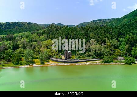 Vue aérienne à distance de la chapelle de Nossa Senhora das Vitorias, petite chapelle funéraire de Lagoa das Furnas sur l'île azoréenne de Sao Miguel, Azore Banque D'Images