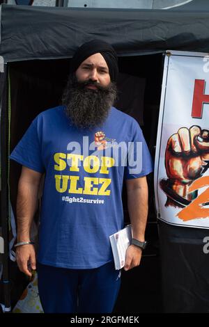 Uxbridge, Royaume-Uni. 9 août 2023. Le chauffeur de taxi Prabhdeep Singh est au quatrième jour d'une grève de la faim de sept jours devant la station de métro Uxbridge dans le quartier londonien de Hillingdon. Il proteste contre la nouvelle zone d’ultra-faible émission (ULEZ) qui entrera en vigueur à la fin de ce mois dans l’ouest de Londres. M. Singh, qui fait partie des campagnes Stop ULEZ et Fight2Survive, est un chauffeur de taxi basé à Reading qui dépose souvent ses passagers à Londres Heathrow (LHR). À partir de la fin août, le LHR fera maintenant partie de la zone à ultra-faibles émissions élargie qui est mise en place par Transports Banque D'Images