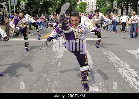 Milan (Italie) manifestation "ensemble sans murs" pour l'accueil et l'intégration des migrants ; représentant de la communauté péruvienne Banque D'Images