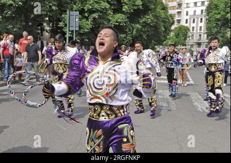 Milan (Italie) manifestation "ensemble sans murs" pour l'accueil et l'intégration des migrants ; représentant de la communauté péruvienne Banque D'Images