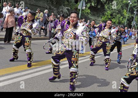 Milan (Italie) manifestation "ensemble sans murs" pour l'accueil et l'intégration des migrants ; représentant de la communauté péruvienne Banque D'Images