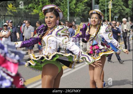 Milan (Italie) manifestation "ensemble sans murs" pour l'accueil et l'intégration des migrants ; représentant de la communauté péruvienne Banque D'Images