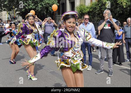 Milan (Italie) manifestation "ensemble sans murs" pour l'accueil et l'intégration des migrants ; représentant de la communauté péruvienne Banque D'Images