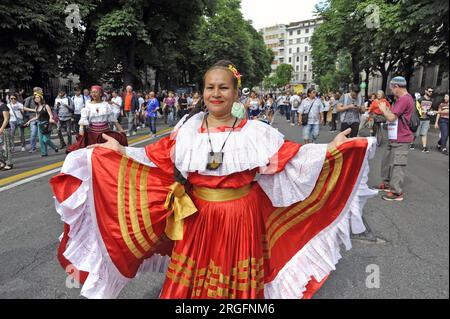 Milan (Italie) manifestation "ensemble sans murs" pour l'accueil et l'intégration des migrants ; représentant de la communauté salvadorienne Banque D'Images