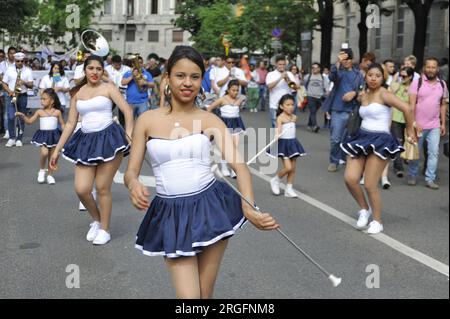 Milan (Italie) manifestation "ensemble sans murs" pour l'accueil et l'intégration des migrants ; représentant de la communauté salvadorienne Banque D'Images
