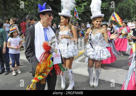Milan (Italie) manifestation "ensemble sans murs" pour l'accueil et l'intégration des migrants ; représentant de la communauté bolivienne Banque D'Images