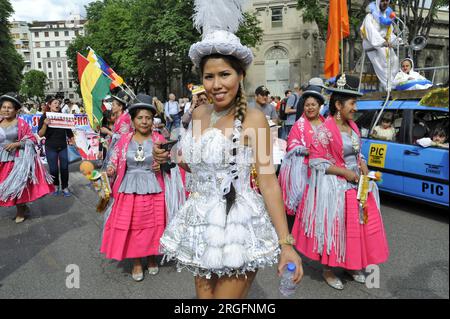 Milan (Italie) manifestation "ensemble sans murs" pour l'accueil et l'intégration des migrants ; représentant de la communauté bolivienne Banque D'Images