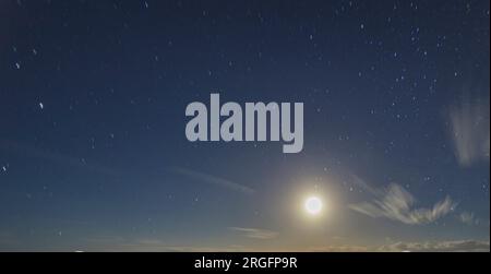 Photo d'un ciel étoilé sans nuages la nuit dans l'hémisphère nord en été Banque D'Images