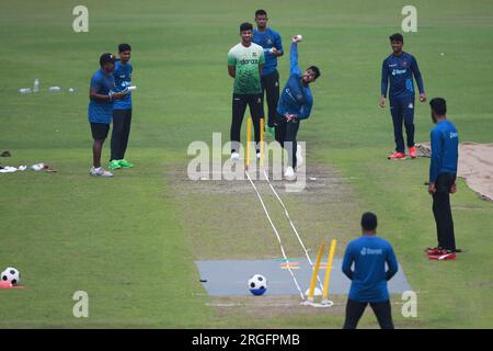 Rangana Herath, entraîneur de spine bowling, accompagné du joueur de spinning Mehidy Hasan Miraz, Hasan Mahadi, Mohammad Rishad Hossain, Taijul Isalm, Nayeem Hasan et Na Banque D'Images