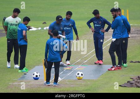 Rangana Herath, entraîneur de spine bowling, accompagné du joueur de spinning Mehidy Hasan Miraz, Hasan Mahadi, Mohammad Rishad Hossain, Taijul Isalm, Nayeem Hasan et Na Banque D'Images