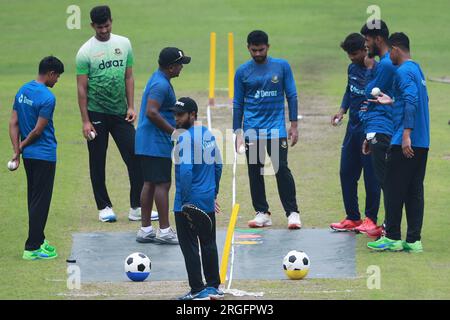 Rangana Herath, entraîneur de spine bowling, accompagné du joueur de spinning Mehidy Hasan Miraz, Hasan Mahadi, Mohammad Rishad Hossain, Taijul Isalm, Nayeem Hasan et Na Banque D'Images