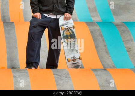 Plzen, République tchèque. 9 août 2023. Un patineur pose avec sa planche à roulettes dans un nouveau skate Park à Plzen, en République tchèque, le mardi 9 août 2023. Crédit : Miroslav Chaloupka/CTK photo/Alamy Live News Banque D'Images