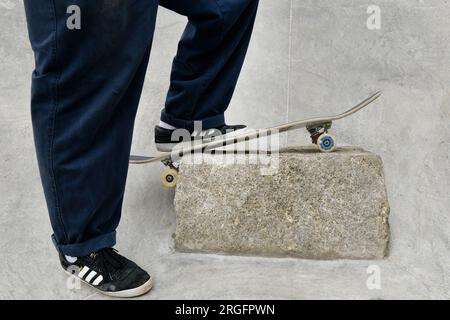 Plzen, République tchèque. 9 août 2023. Un patineur pose avec sa planche à roulettes dans un nouveau skate Park à Plzen, en République tchèque, le mardi 9 août 2023. Crédit : Miroslav Chaloupka/CTK photo/Alamy Live News Banque D'Images