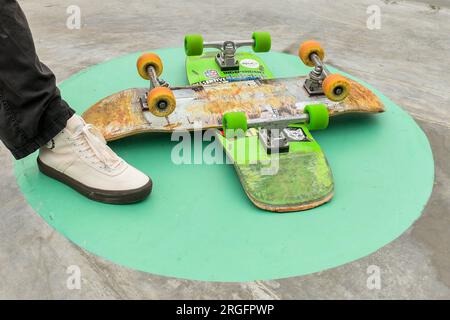 Plzen, République tchèque. 9 août 2023. Un patineur pose avec sa planche à roulettes dans un nouveau skate Park à Plzen, en République tchèque, le mardi 9 août 2023. Crédit : Miroslav Chaloupka/CTK photo/Alamy Live News Banque D'Images