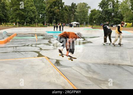 Plzen, République tchèque. 9 août 2023. Un patineur traverse un nouveau skate Park à Plzen, en République tchèque, le mardi 9 août 2023. Crédit : Miroslav Chaloupka/CTK photo/Alamy Live News Banque D'Images