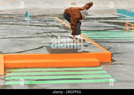 Plzen, République tchèque. 9 août 2023. Un patineur traverse un nouveau skate Park à Plzen, en République tchèque, le mardi 9 août 2023. Crédit : Miroslav Chaloupka/CTK photo/Alamy Live News Banque D'Images