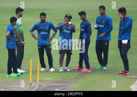 Rangana Herath, entraîneur de spine bowling, accompagné du joueur de spinning Mehidy Hasan Miraz, Hasan Mahadi, Mohammad Rishad Hossain, Taijul Isalm, Nayeem Hasan et Na Banque D'Images