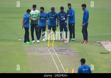 Rangana Herath, entraîneur de spine bowling, accompagné du joueur de spinning Mehidy Hasan Miraz, Hasan Mahadi, Mohammad Rishad Hossain, Taijul Isalm, Nayeem Hasan et Na Banque D'Images