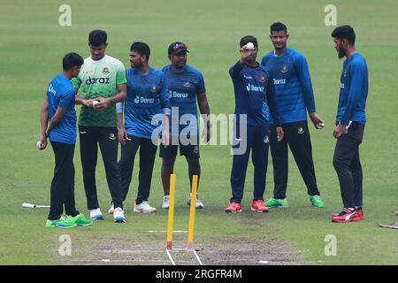 Rangana Herath, entraîneur de spine bowling, accompagné du joueur de spinning Mehidy Hasan Miraz, Hasan Mahadi, Mohammad Rishad Hossain, Taijul Isalm, Nayeem Hasan et Na Banque D'Images