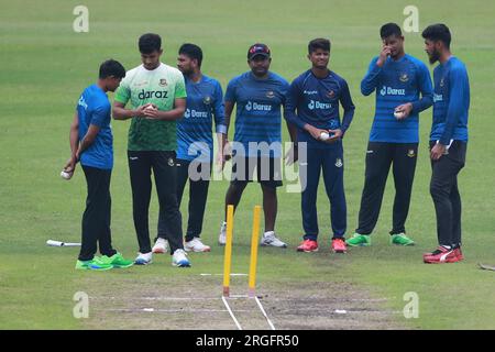 Rangana Herath, entraîneur de spine bowling, accompagné du joueur de spinning Mehidy Hasan Miraz, Hasan Mahadi, Mohammad Rishad Hossain, Taijul Isalm, Nayeem Hasan et Na Banque D'Images