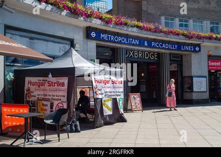 Uxbridge, Royaume-Uni. 9 août 2023. Le chauffeur de taxi Prabhdeep Singh est au quatrième jour d'une grève de la faim de sept jours devant la station de métro Uxbridge dans le quartier londonien de Hillingdon. Il proteste contre la nouvelle zone d’ultra-faible émission (ULEZ) qui entrera en vigueur à la fin de ce mois dans l’ouest de Londres. M. Singh, qui fait partie des campagnes Stop ULEZ et Fight2Survive, est un chauffeur de taxi basé à Reading qui dépose souvent ses passagers à Londres Heathrow (LHR). À partir de la fin août, le LHR fera maintenant partie de la zone à ultra-faibles émissions élargie qui est mise en place par Transports Banque D'Images