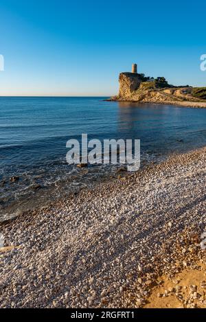 Sentier de plage côtier ; Plage El Charco, village de Villajoyosa ; Alicante, Espagne Banque D'Images