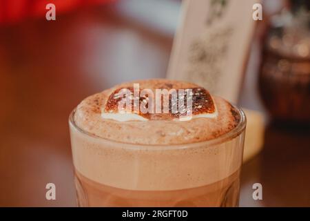 chocolat chaud avec guimauve grillée Banque D'Images