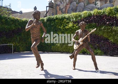 Vue générale de 'The Glimmer Twins', une statue des Rolling Stones Sir Mick Jagger et Keith Richards créée par la sculptrice Amy Goodman, lors de son dévoilement au One Bell Corner à Dartford, Essex. La statue a été commandée par le conseil municipal de Dartford pour célébrer deux des anciens résidents les plus célèbres de la ville. Date de la photo : mercredi 9 août 2023. Banque D'Images