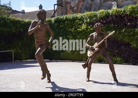 Vue générale de 'The Glimmer Twins', une statue des Rolling Stones Sir Mick Jagger et Keith Richards créée par la sculptrice Amy Goodman, lors de son dévoilement au One Bell Corner à Dartford, Essex. La statue a été commandée par le conseil municipal de Dartford pour célébrer deux des anciens résidents les plus célèbres de la ville. Date de la photo : mercredi 9 août 2023. Banque D'Images