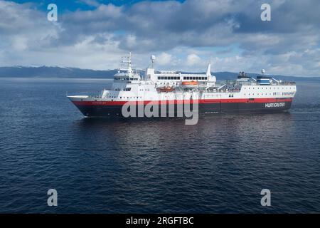 Le navire Hurtigruten, MS Vesteralen (MS Vesterålen), en route dans le fjord de Trondheim (Trondheimsfjorden), en Norvège. Mai 2023. Banque D'Images