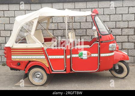 Red Piaggio APE Calessino garé dans la rue à Lelystad, pays-Bas- juin 18 2023 Banque D'Images