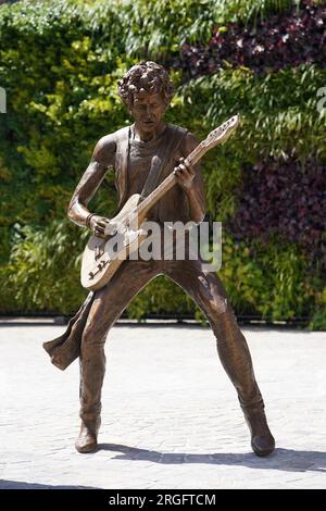 Vue générale de 'The Glimmer Twins', une statue des Rolling Stones Sir Mick Jagger et Keith Richards créée par la sculptrice Amy Goodman, lors de son dévoilement au One Bell Corner à Dartford, Essex. La statue a été commandée par le conseil municipal de Dartford pour célébrer deux des anciens résidents les plus célèbres de la ville. Date de la photo : mercredi 9 août 2023. Banque D'Images